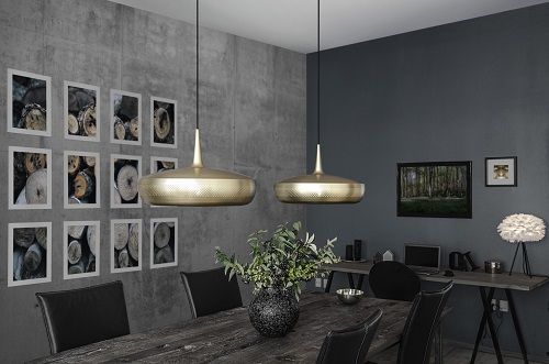 nowoczesna lampa z płaskim kloszem w kolorze mosiądzu - aranżacja ciemna szarość salon