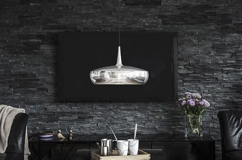chromowana lampa nowoczesna z płaskim kloszem - aranżacja salon ciemna szarość