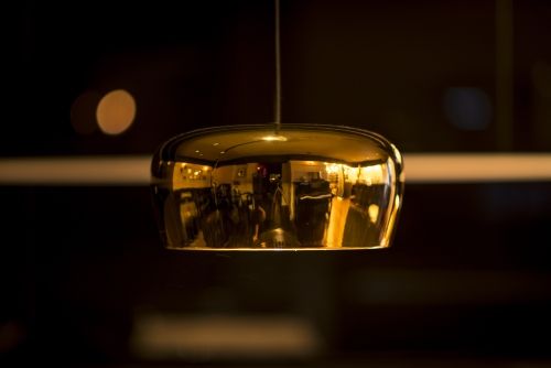 złota lampa wisząca, styl nowoczesny, lakierowana