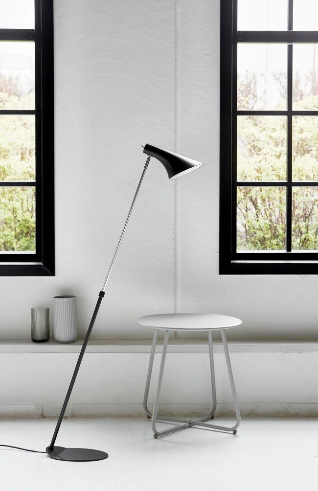lampa podłogowa w stylu nowoczesnym, chromowana podstawa, czarny, matowy klosz - aranżacja
