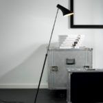 lampa podłogowa w stylu industrialnym, czarny matowy klosz i chromowana podstawa - aranżacja
