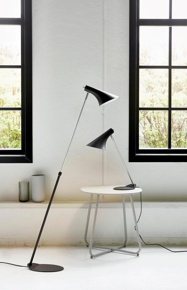 skandynawska lampa z czarnym kloszem i chromowanymi detalami - aranżacja