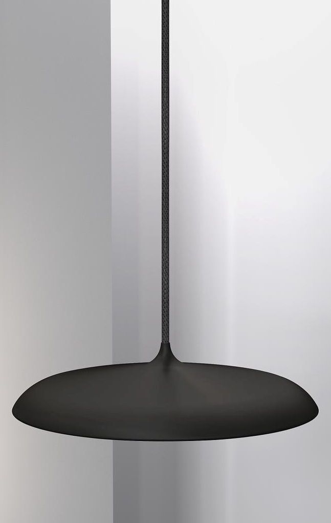 czarna lampa wisząca nad stół, płaski klosz, matowa