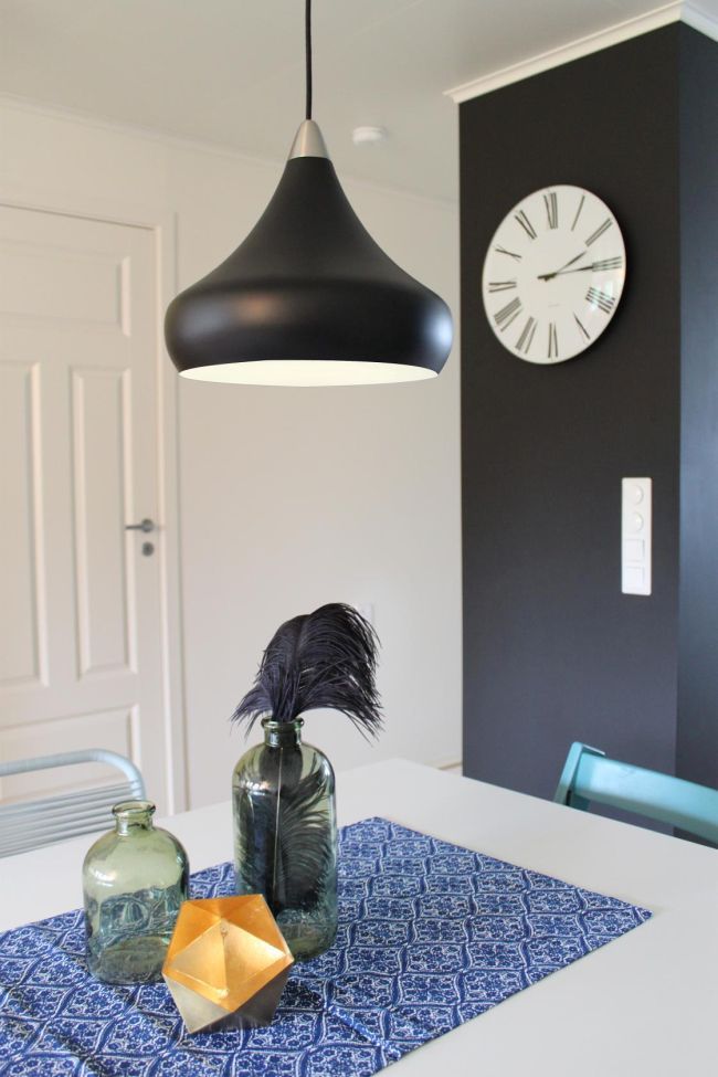 czarna lampa wisząca z białym wnętrzem, styl skandynawski