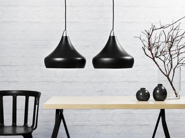 czarna lampa w stylu nowoczesnym, stożkowy kształt, chromowane detale - aranżacja black&white
