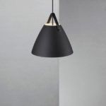 nowoczesna lampa wisząca z czarnym kloszem, stożkowy kształt
