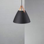 czarna lampa z jasnobrązowym detalem, styl skandynawski