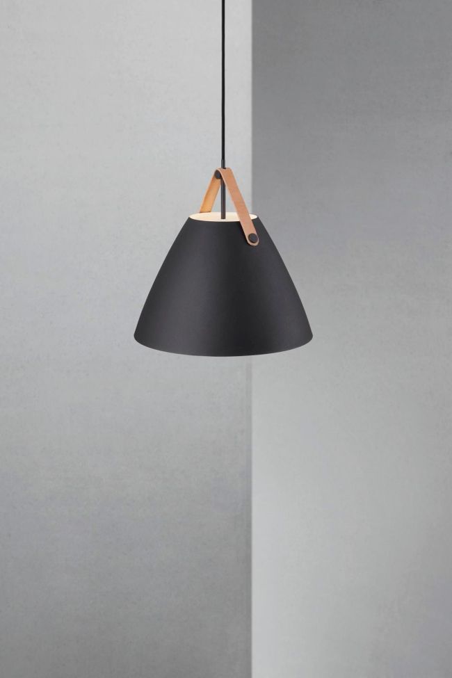 czarna lampa z jasnobrązowym detalem, styl skandynawski