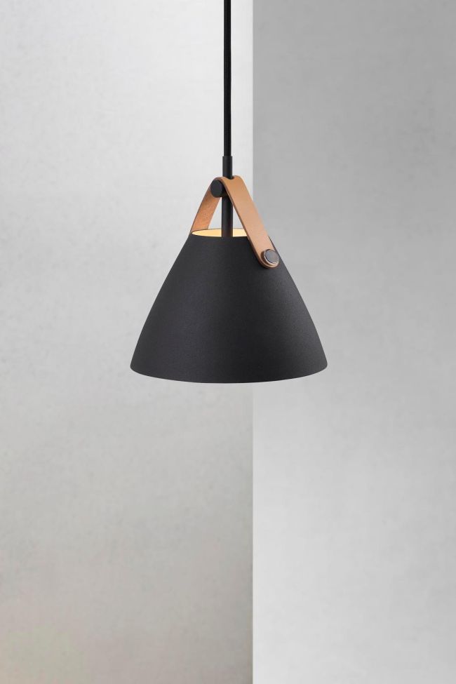 lampa wisząca w stylu nowoczesnym, niewielki klosz w kształcie trójkąta, matowy
