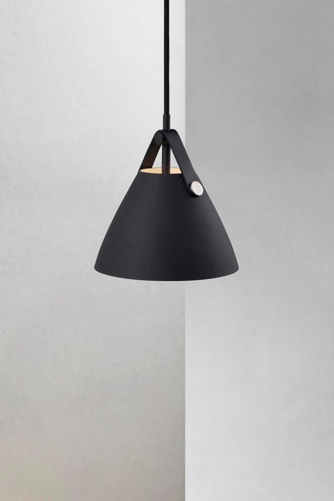 czarna lampa wisząca w stylu skandynawskim, stożkowy klosz