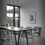 miedziana lampa z płaskim kloszem nad stół, skandynawska - aranżacja
