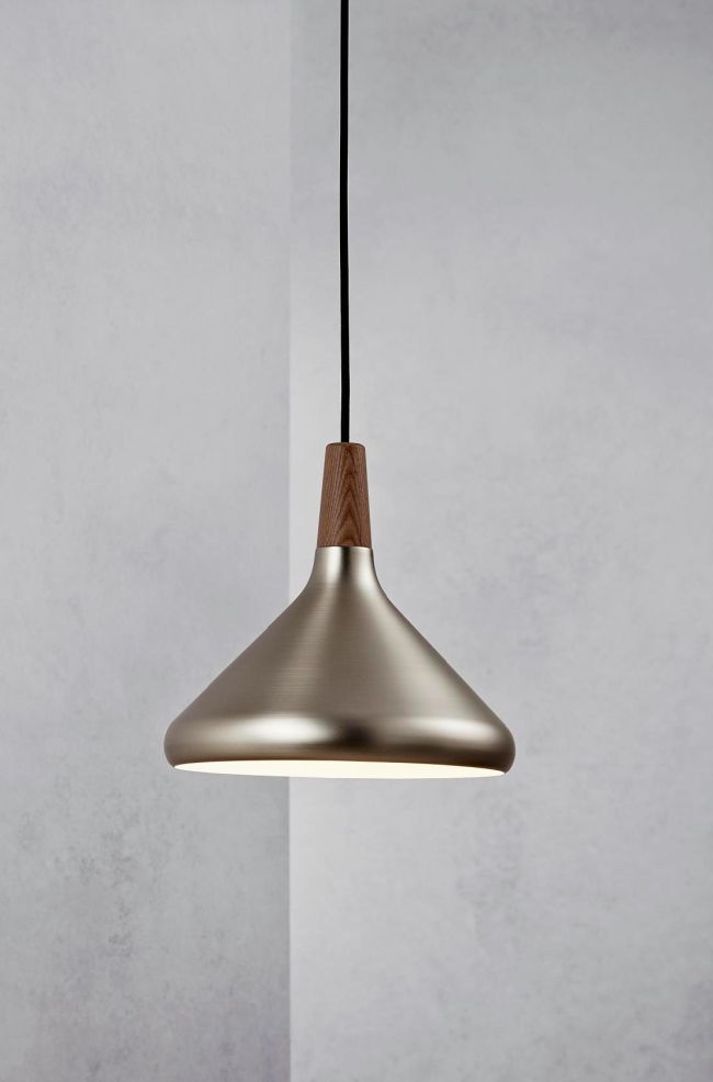 ciemna, srebrna lampa wisząca z elementem z ciemnego drewna, styl skandynawski