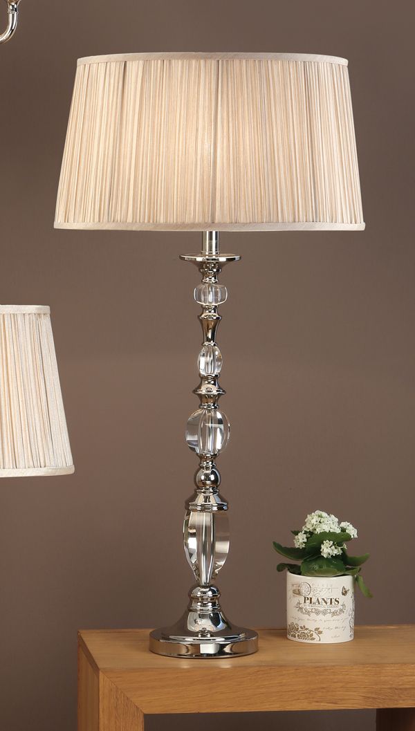 srebrna klasyczna lampa stołowa ze szklanymi detalami i dużym materiałowym abażurem