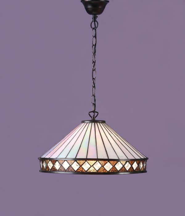 szklana lampa wisząca w pastelowym kolorze z brązowymi akcentami