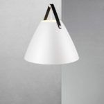 skandynawska lampa wisząca z kloszem w białym kolorze