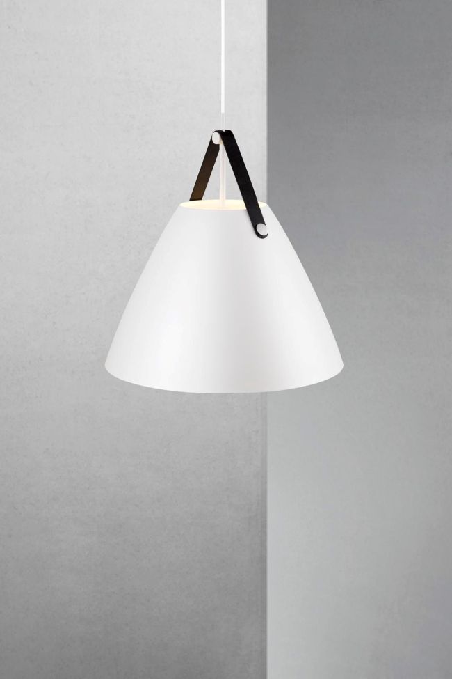 skandynawska lampa wisząca z kloszem w białym kolorze