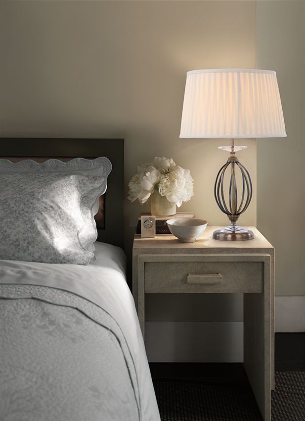 lampa stołowa z metalową, ażurową podstawą i plisowanym abażurem -aranżacja sypialnia