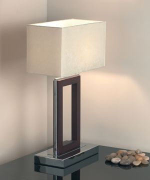 lampa stołowa na cokole, drewniana podstawa i prostokątny, beżowy abażur - aranżacja