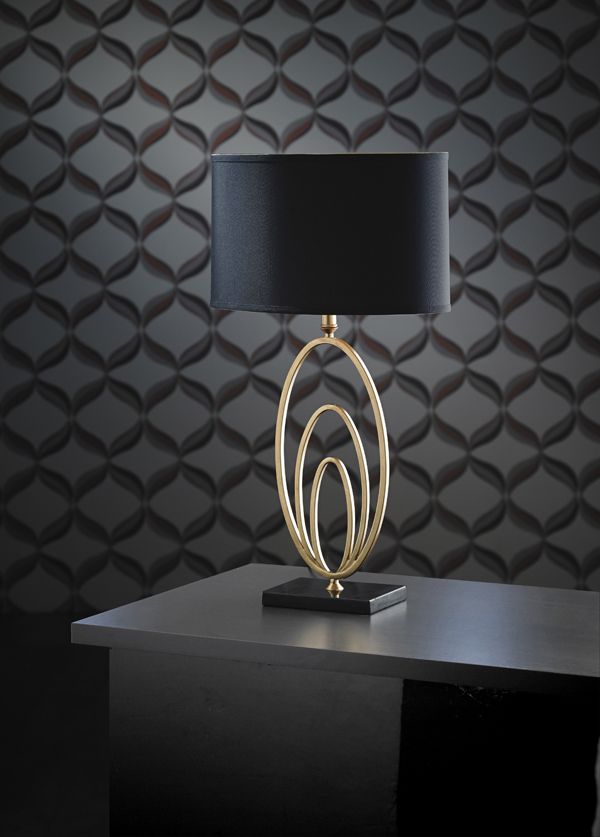 klasyczna lampa stołowa ze złotą podstawą i czarnym abażurem