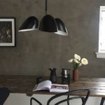 lampa wisząca z trzema czarnymi kloszami - aranżacja