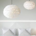 biała lampa klosz kula z naturalnych piór - aranżacja sypialni