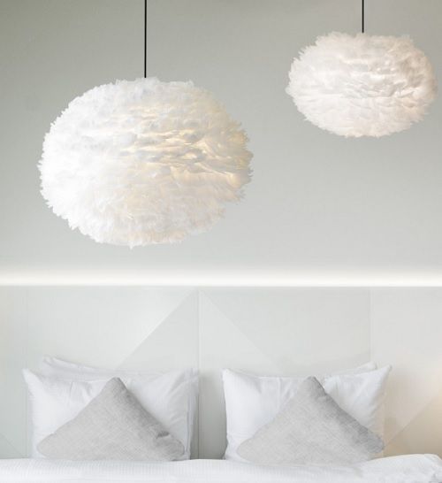 biała lampa w stylu skandynawskim, klosz kula z naturalnych piór - aranżacja jasna sypialnia scandi