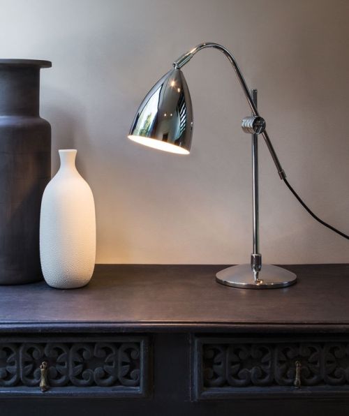 chromowana lampa stołowa w nowoczesnym stylu