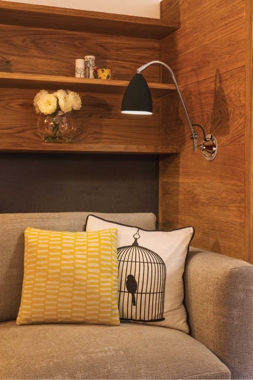 nowoczesny kinkiet na srebrnym ramieniu, czarny abażur - aranżacja salon w drewnie