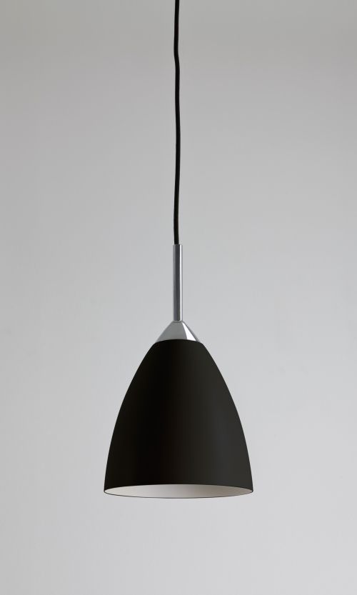 czarna lampa wisząca w nowoczesnym stylu, chromowa podsufitka