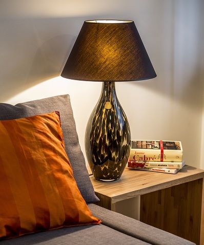 lampa stołowa w klasycznym stylu, szklana podstawa i ciemny abażur - aranżacja sypialnia