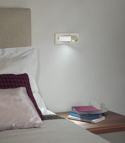 srebrny kinkiet w nowoczesnym stylu, lampa do czytania -aranżacja sypialnia