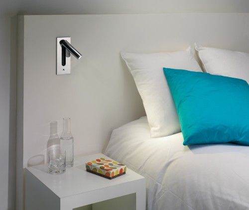 srebrny kinkiet do oświetlenia dodatkowego, nowoczesny reflektor - aranżacja sypialnia