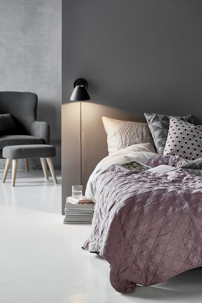 czarny, matowy kinkiet w nowoczesnym stylu - aranżacja sypialnia
