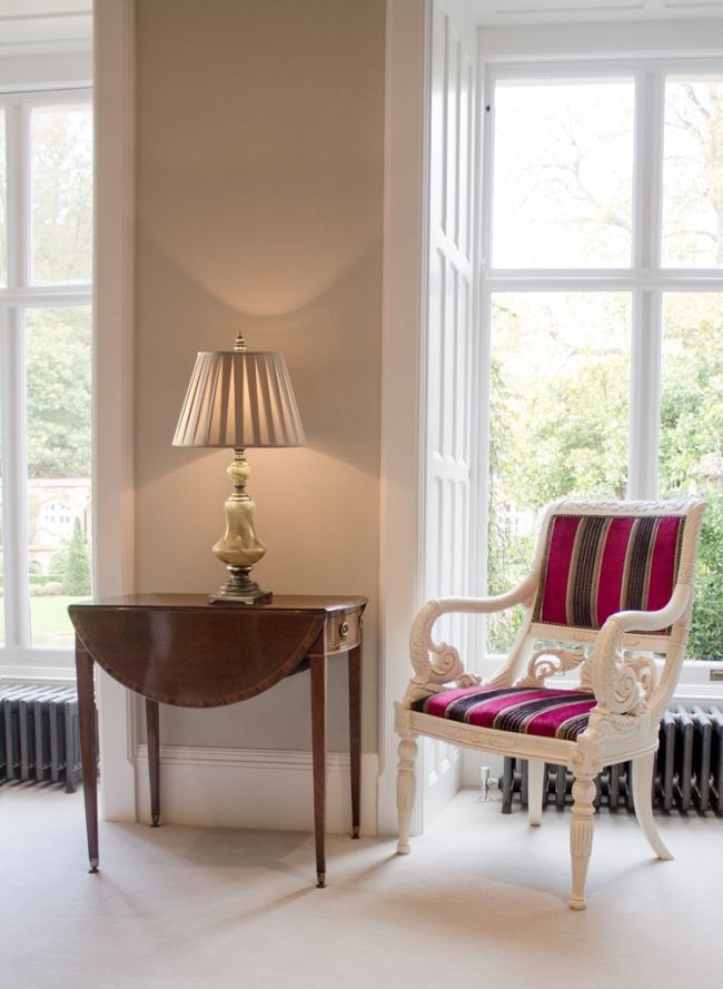 klasyczna lampa stołowa z ceramiczną podstawą i beżowym, plisowanym abażurem - aranżacja salon klasyczny
