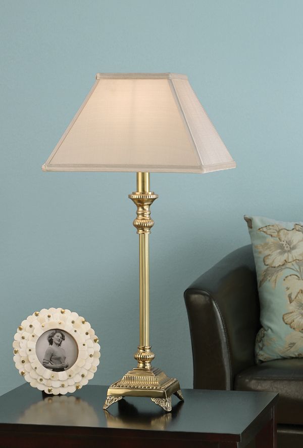 lampa stołowa ze złotą podstawą i białym materiałowym kloszem