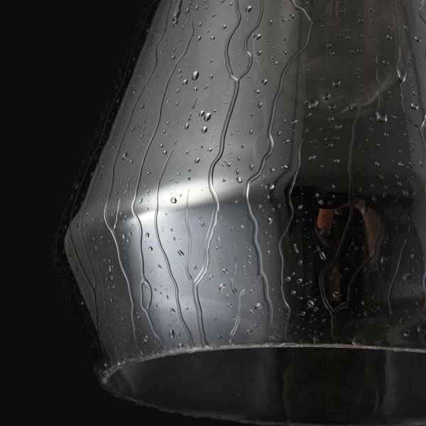 lampa szara szklana z ociekającą wodą