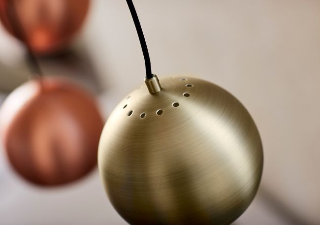mosiężna kula, lampa wisząca w stylu nowoczesnym, metalowa