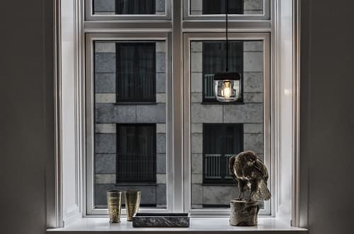lampa wisząca w skandynawskim stylu. szklany klosz bezbarwny, czarne detale - aranżacja