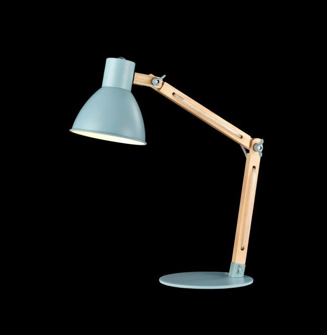 drewniana lampa biurowa z niebieskimi akcentami