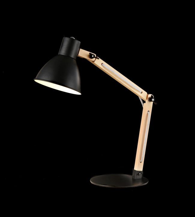 lampa biurowa w skandynawskim stylu o czarnym metalowym kloszu