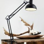 czarna lampa biurkowa, kreślarska, styl nowoczesny, skandynawski - aranżacja