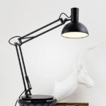 czarna lampa stołowa w stylu skandynawskim, regulowane ramię