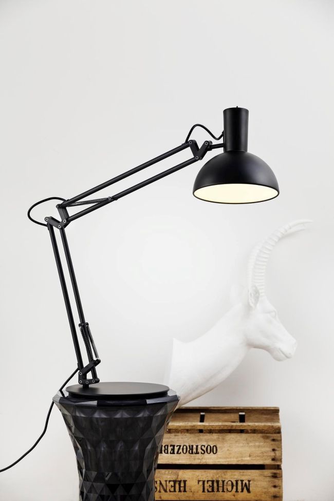 czarna lampa stołowa w stylu skandynawskim, regulowane ramię