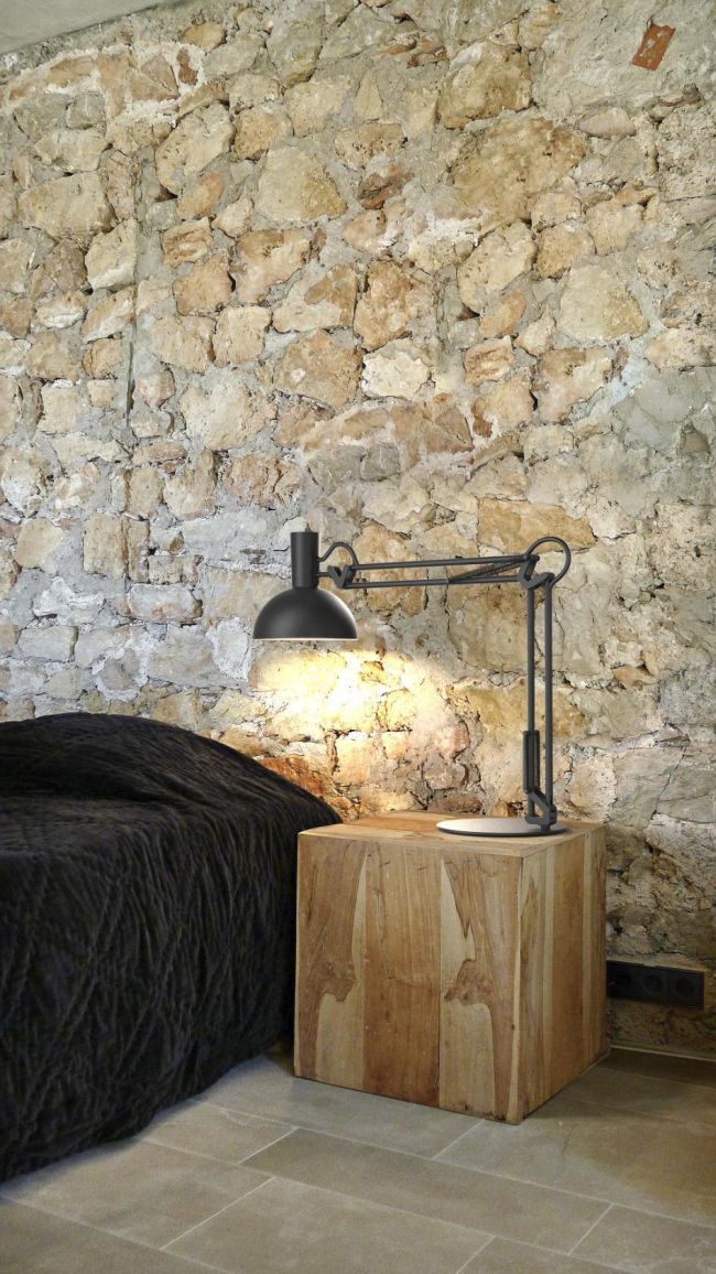 czarna lampa biurkowa, kreślarska, styl industrialny - aranżacja sypialnia