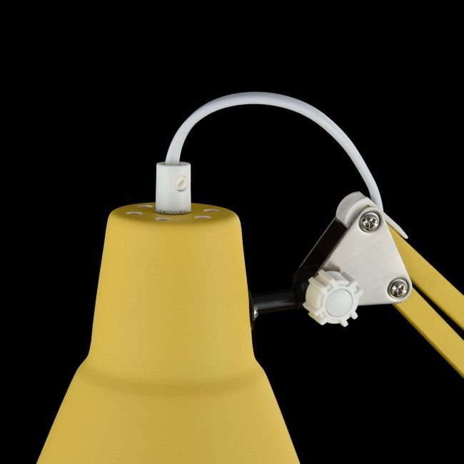 lampa stołowa o matowym żółtym wykończeniu i ruchomym ramieniu
