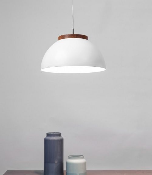 biała lampa półkula, styl skandynawski, drewniany detal