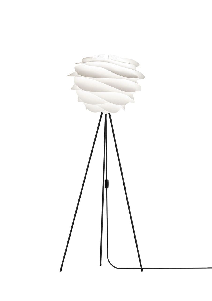 lampa podłogowa na trzech cienkich nogach, czarna podstawa i biały klosz w nowoczesnym stylu