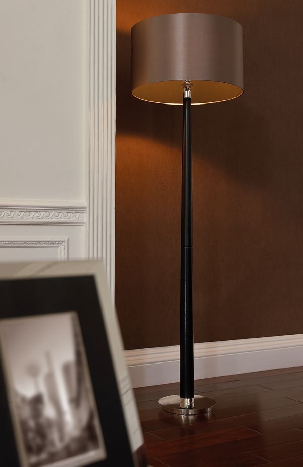lampa podłogowa z ciemną podstawą drewnianą, beżowy klosz z materiału - aranżacja salon