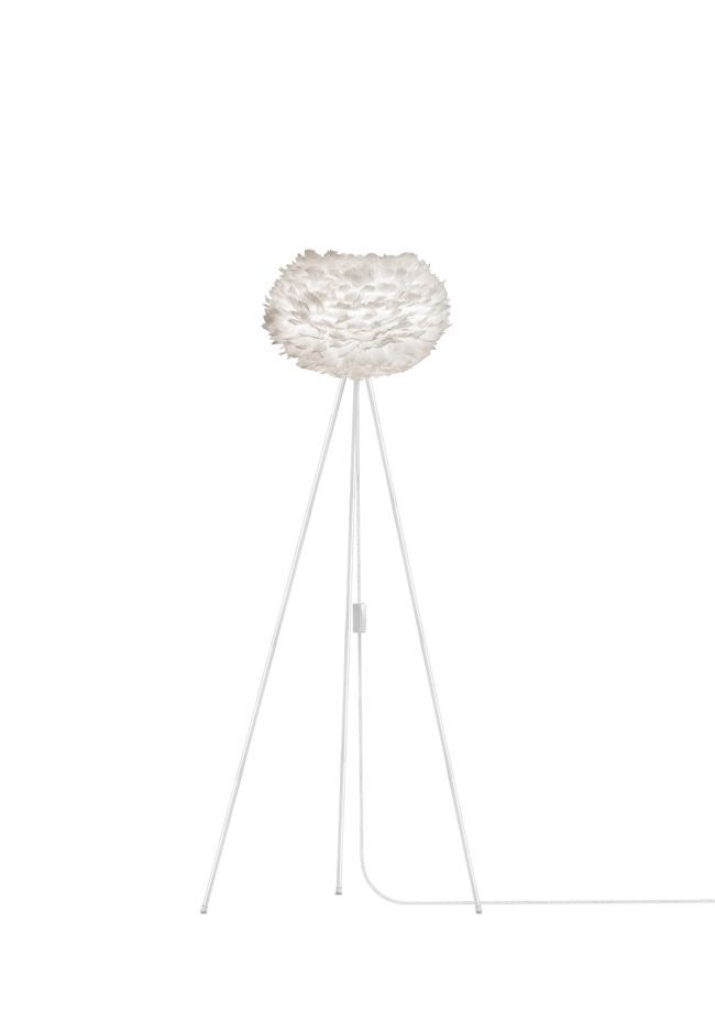 nowoczesna lampa podłogowa na trzech białych nogach, biały klosz okrągły z naturalnych piór
