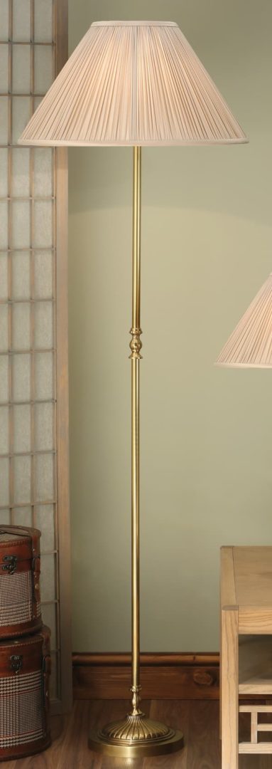 aranżacja - lampa podłogowa w kolorze mosiężnym z beżowym abażurem